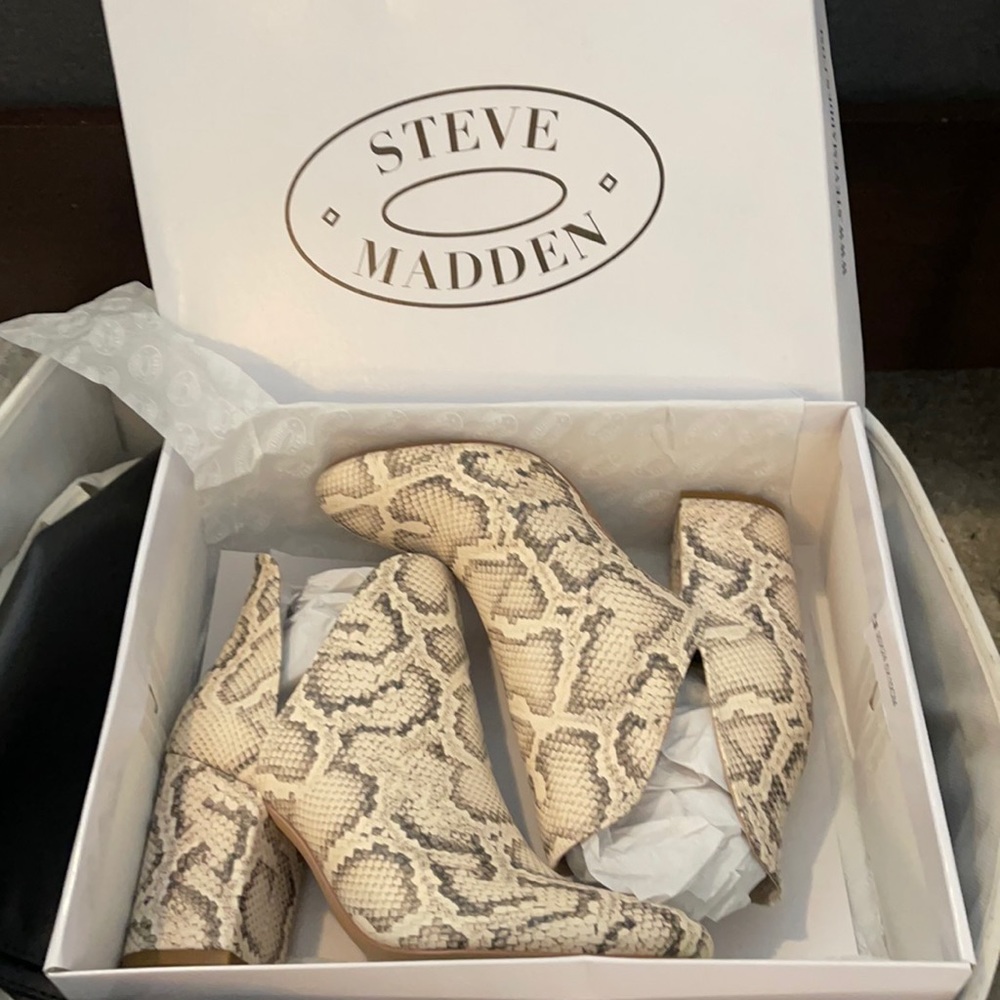 STEVE MADDEN Snake Rookie Bootie sz 7 NWT